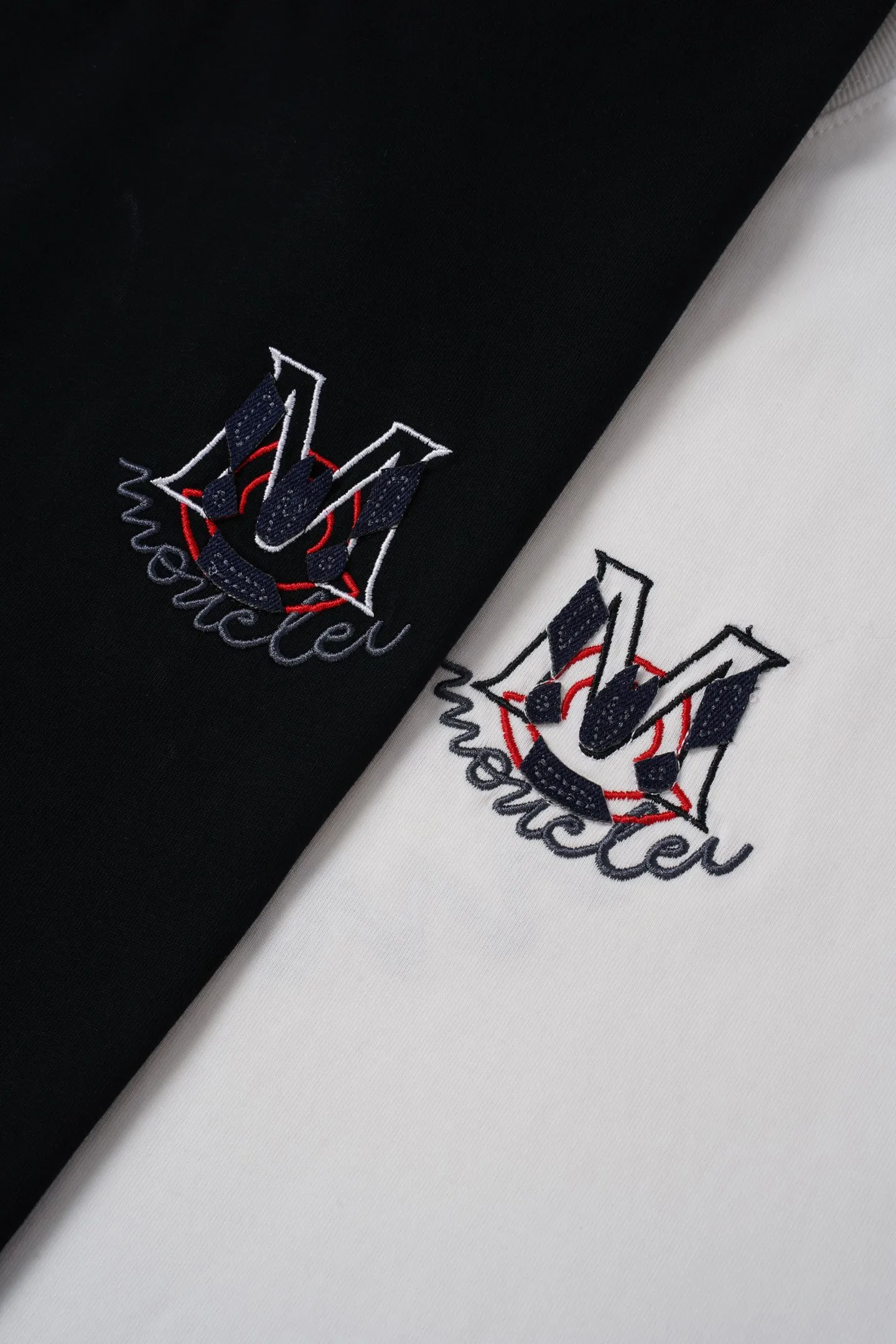 Moncler/ 2026Retro M T Moncler 2026New Arrival Retro M ， Black White Same Style。 ， ， ； ， Breathable ， + ， 。 ， Retro ， ， 。 Size：XS S M L ：Black White